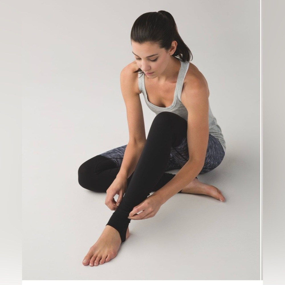 Lululemon wunder under pant * stirrup
Dramatic static white/ black